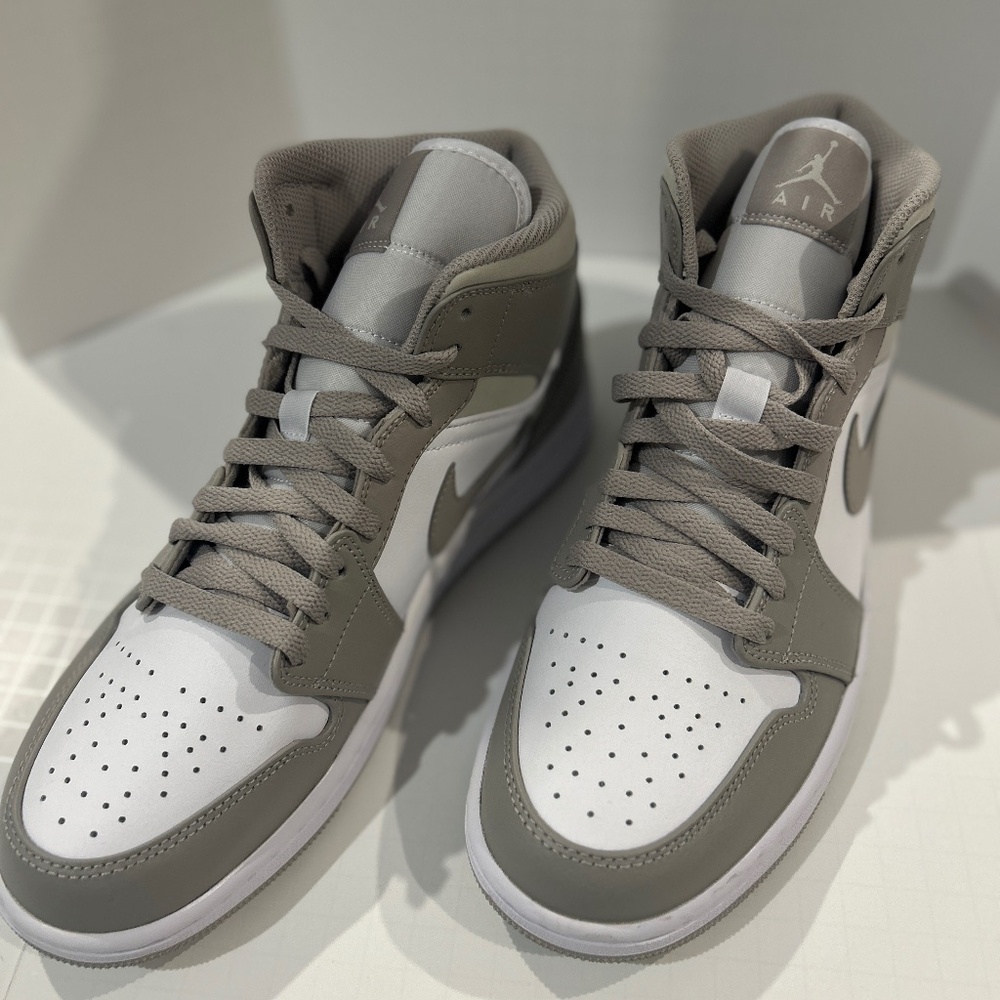 Air Jordan 1 mid (College Grey)